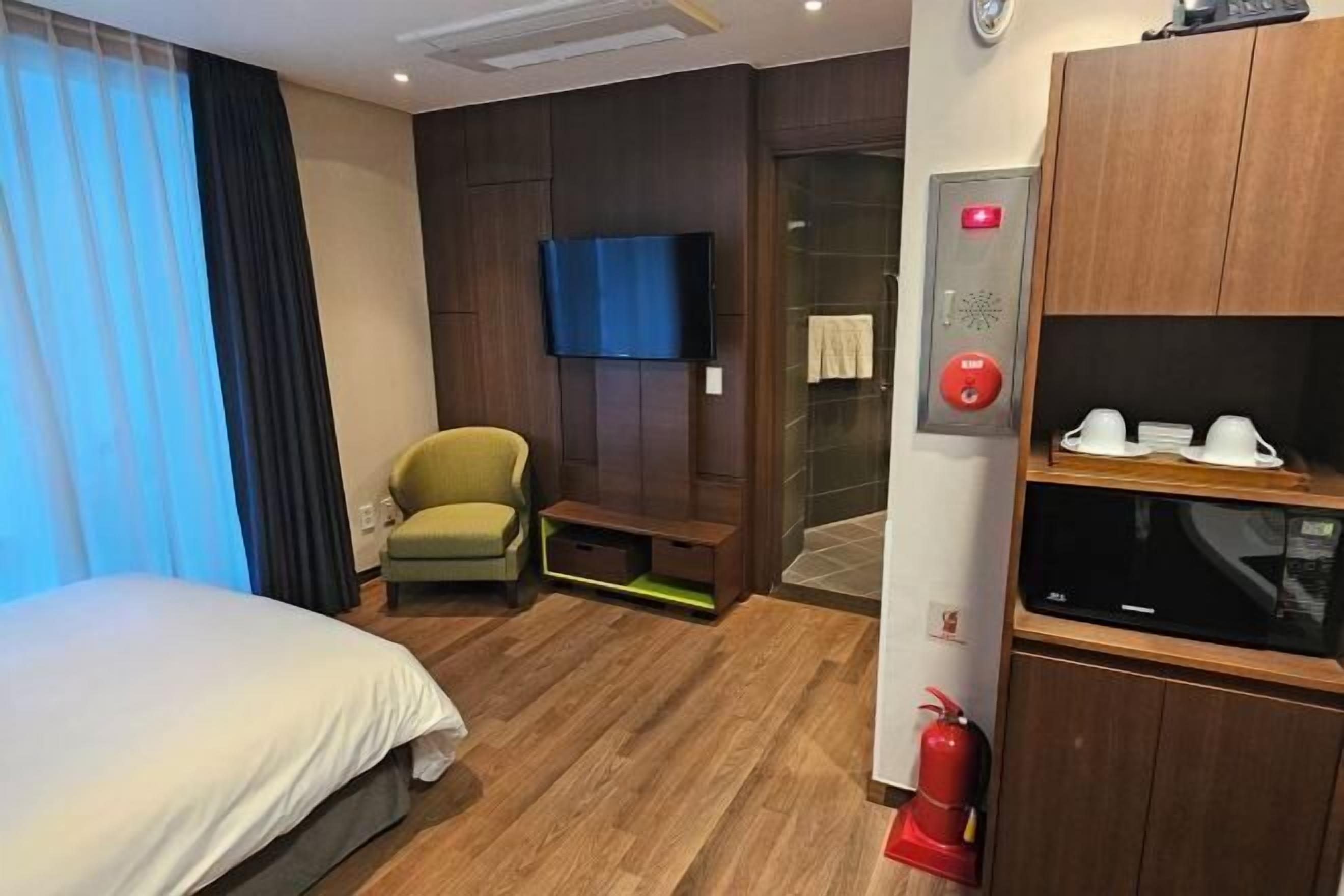 Värdeförvaringsskåp på rummet, mörkläggningsgardiner och ljudisolering