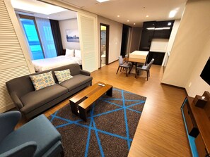 Phòng đôi Grand | Khu phòng khách | TV màn hình phẳng, dịch vụ stream