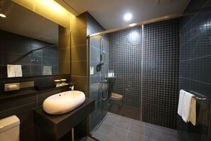Standard Double Room | Bathroom | Hair dryer, slippers, heated floors, towels - W Residence Hotel Haeundae (Busan)