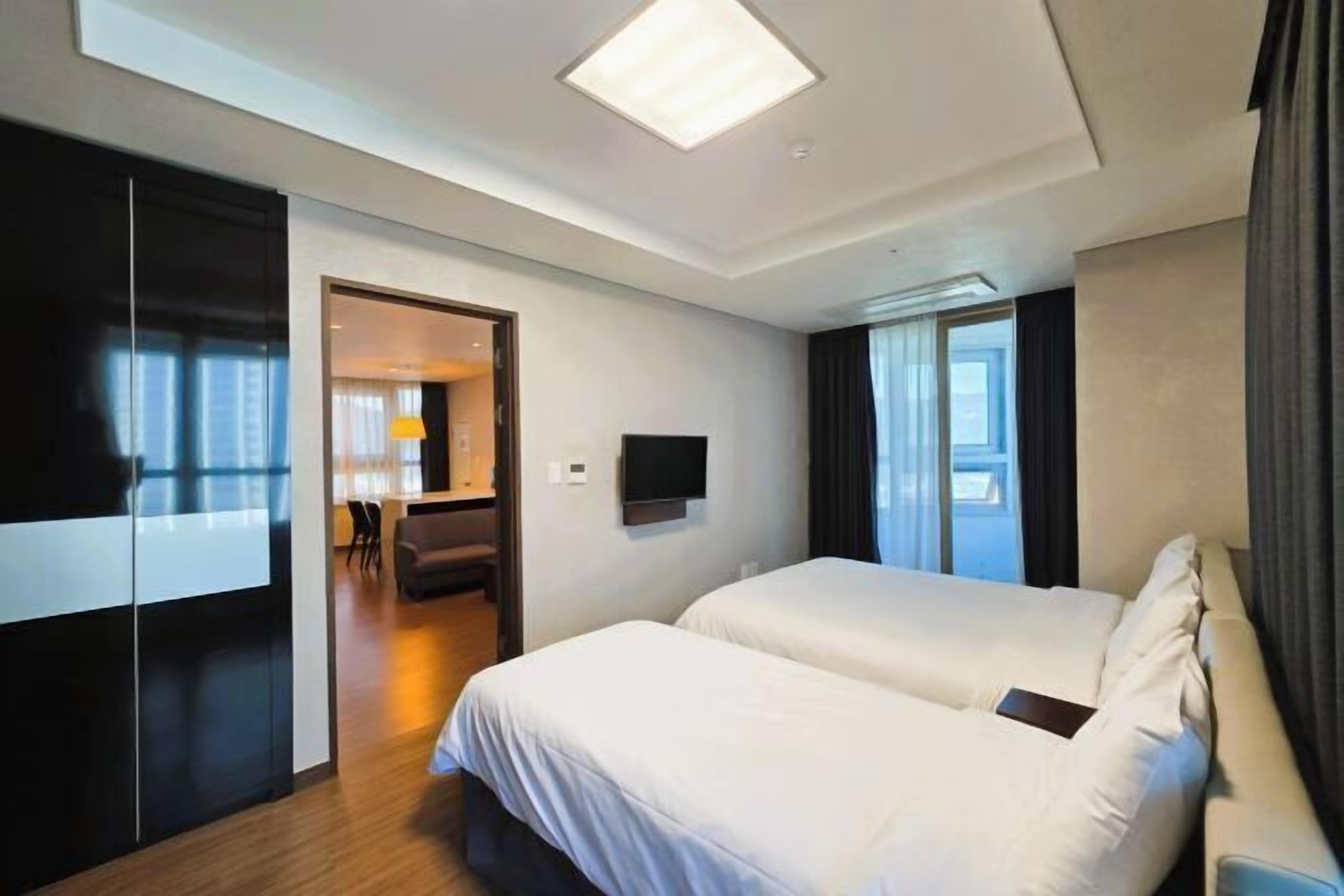 Värdeförvaringsskåp på rummet, mörkläggningsgardiner och ljudisolering