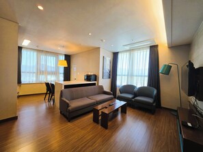 Familien-Dreibettzimmer | Wohnbereich | Flachbildfernseher, Streaming-Dienste