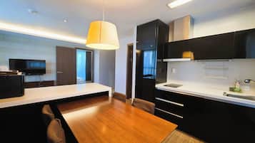 Family Triple Room | Private kitchen | Microwave, stovetop, rice cooker, cookware/dishes/utensils