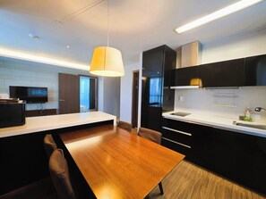 Tripla familiare | Cucina privata | Microonde, piano cottura, risottiera, pentole/stoviglie/utensili