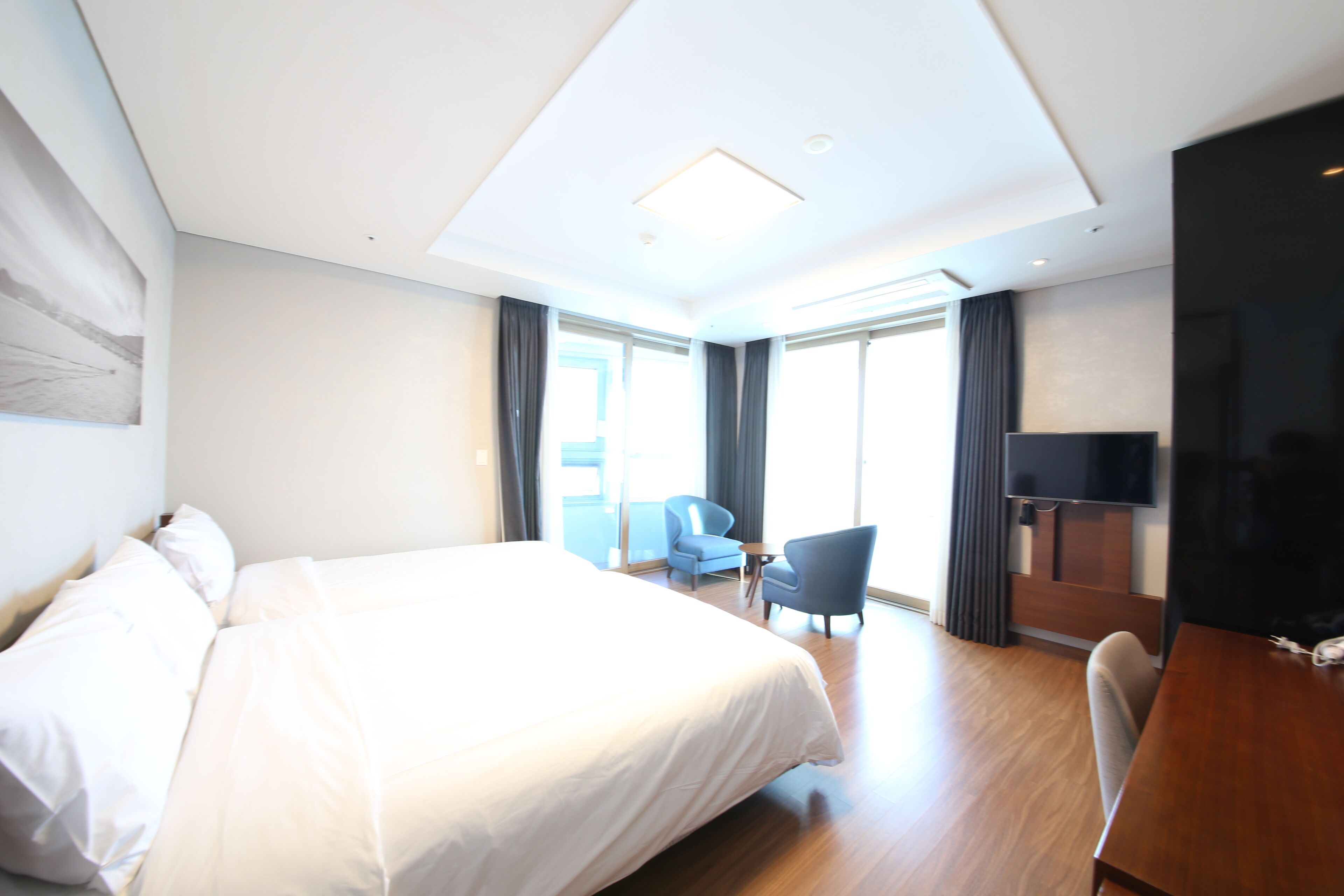 Royal trippelrum | Värdeförvaringsskåp på rummet, mörkläggningsgardiner och ljudisolering