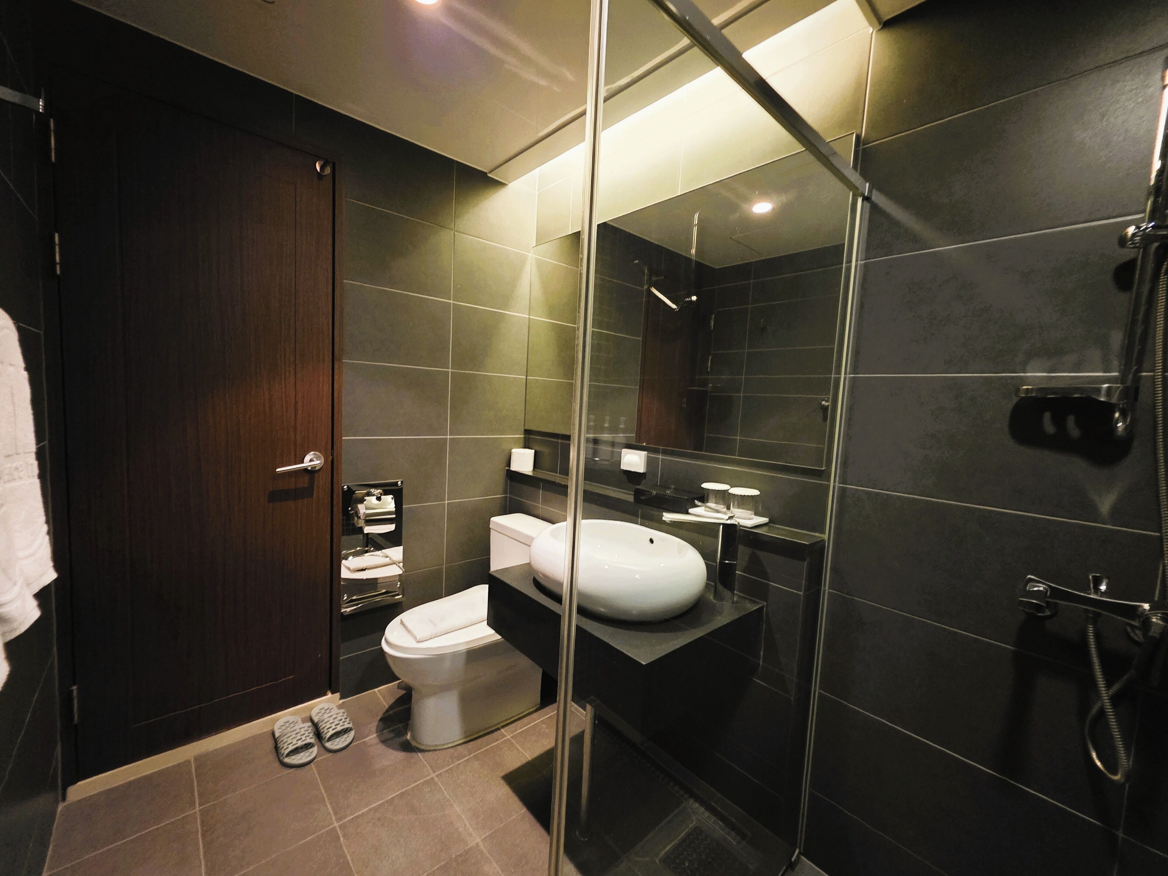 Superior Double Room | Bathroom | Hair dryer, slippers, heated floors, towels