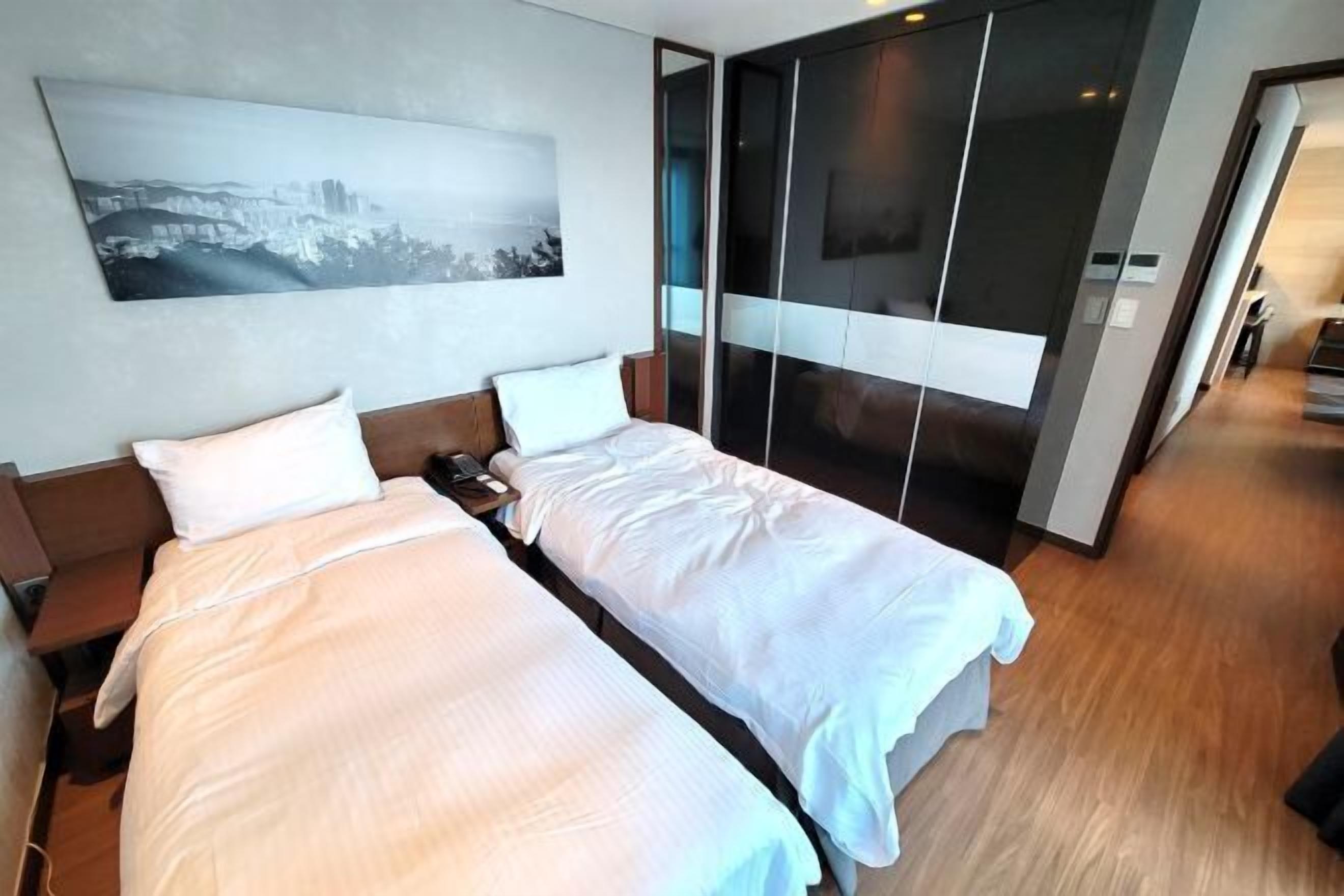 Värdeförvaringsskåp på rummet, mörkläggningsgardiner och ljudisolering