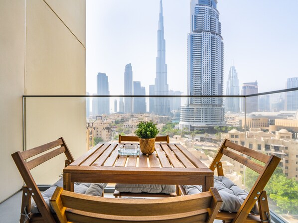 Deluxe Apartment | Balcony - Lavishly Elegant 2BR with Breathtaking Burj View (Dubai)