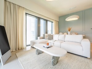 Leilighet – deluxe | Oppholdsområde | En 42-tommers smart-TV med kabel-kanaler