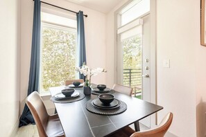 Dining - Gorgeous D-Town Riverwalk Hotel/Apt Free Parking (San Antonio)