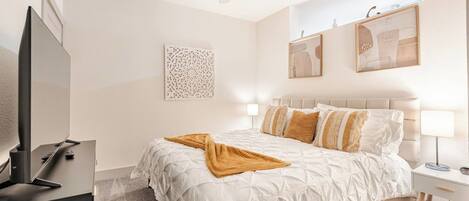 1 chambre, bureau, fer et planche à repasser, lit parapluie