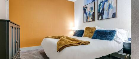 1 chambre, bureau, fer et planche à repasser, lit parapluie