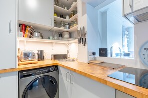 Eenvoudig appartement | Privékeuken | Kookgerei, borden en bestek