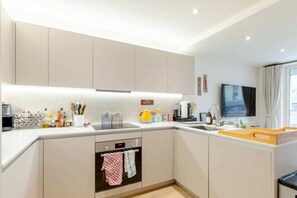 Basic Apartment | Private kitchen - Beautifully Decorated 1BD Flat - Heart of London! (London)