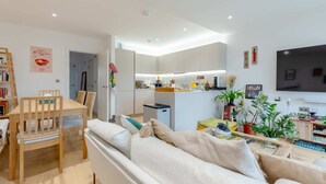 Eenvoudig appartement | Woonruimte | Televisie