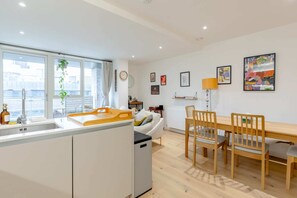 Basic Apartment | Private kitchen - Beautifully Decorated 1BD Flat - Heart of London! (London)