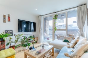Basic Apartment | Living area | TV - Beautifully Decorated 1BD Flat - Heart of London! (London)