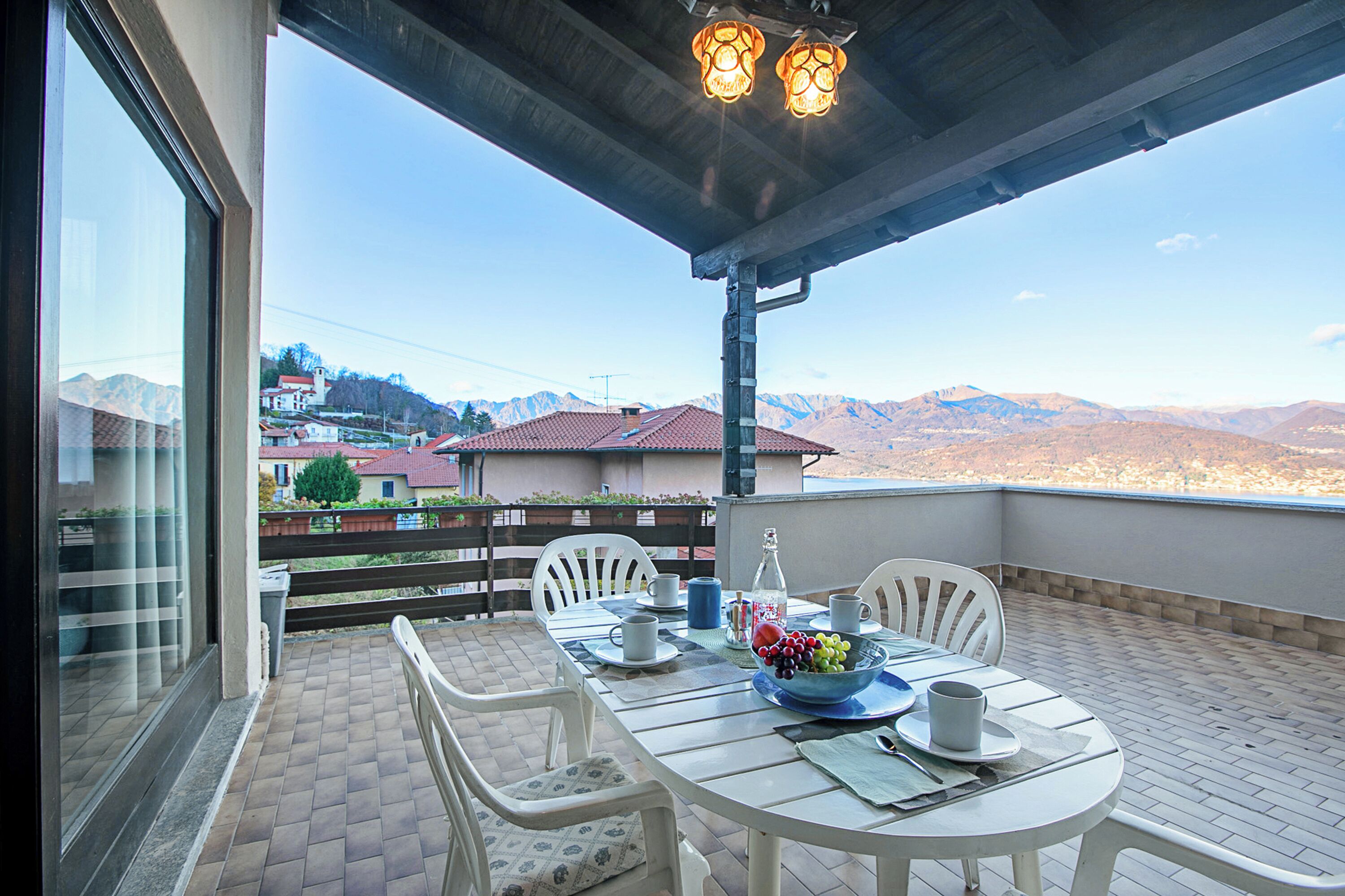 Casa familiar, varias habitaciones, junto a la montaña (Lake View Terrace Over The Borromean) | Restaurante al aire libre