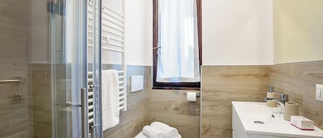 Familienhaus, Mehrere Schlafzimmer, Bergseite (Lake View Terrace Over The Borromean) | Badezimmer