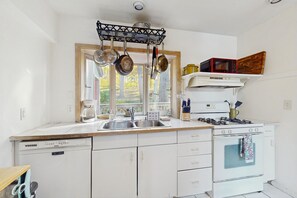 ثلاجة، ميكروويف، فرن، غسالة أطباق