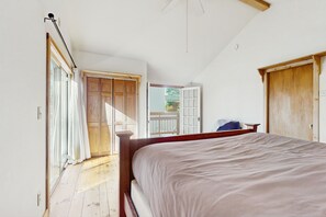 5 bedrooms, iron/ironing board, internet, bed sheets - Lakefront home near ski resorts with water view, dock, deck, fireplaces, & W/D (Castleton)