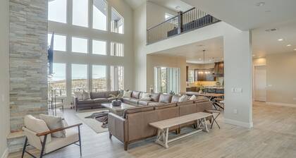 Spacious Utah Escape w/ Balcony & Mountain Views!