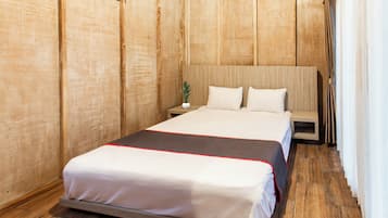 Estudio Deluxe | Escritorio y ropa de cama
