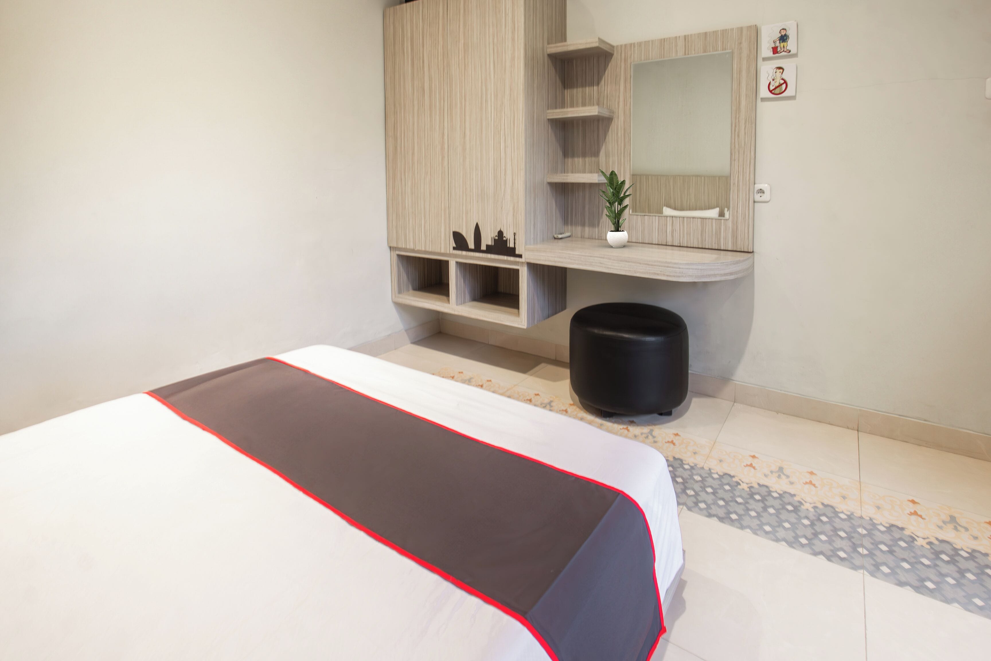 Escritorio y ropa de cama 