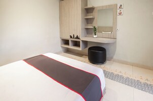 Escritorio y ropa de cama 