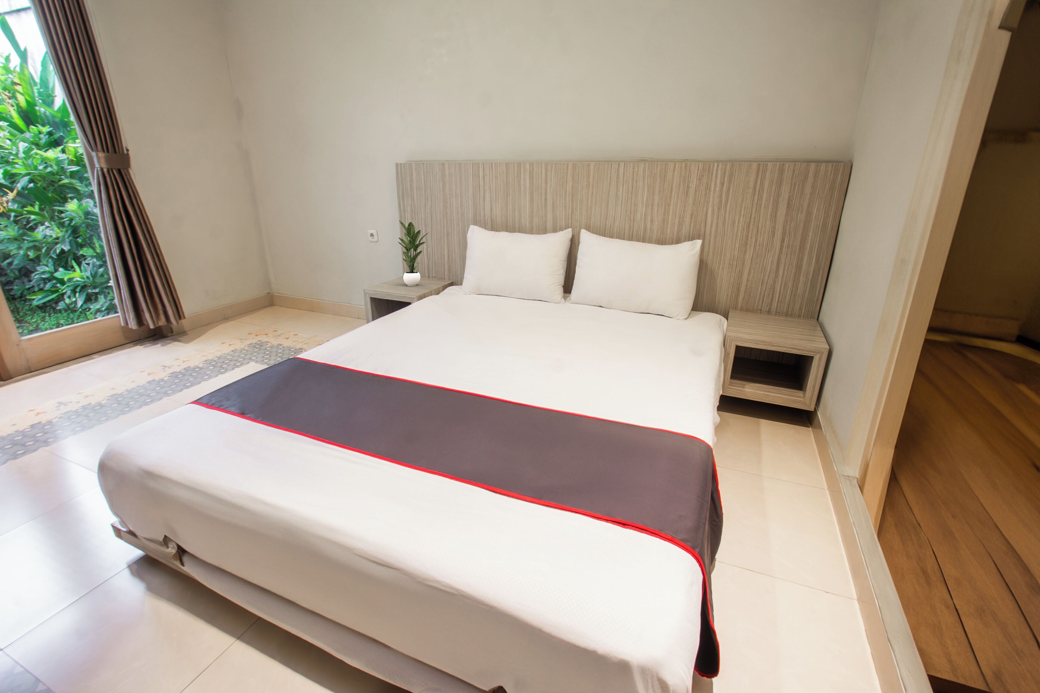 Deluxe Studio | Desk, bed sheets