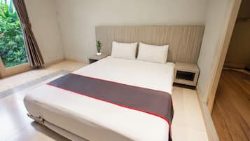 Deluxe Studio | Desk, bed sheets