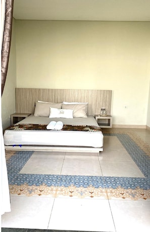 Deluxe Studio | Desk, bed sheets