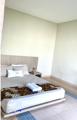 Deluxe Studio | Meja, cadar katil 