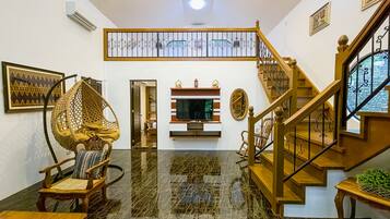 Villa Premium, varias camas, vista al jardín | Edredón, decoración personalizada, muebles diferentes y wifi