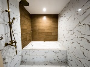 Premium Villa, Multiple Beds, Garden View | Deep-soaking bathtub - DAYA FARM AND ADVENTURE (Banaybanay)