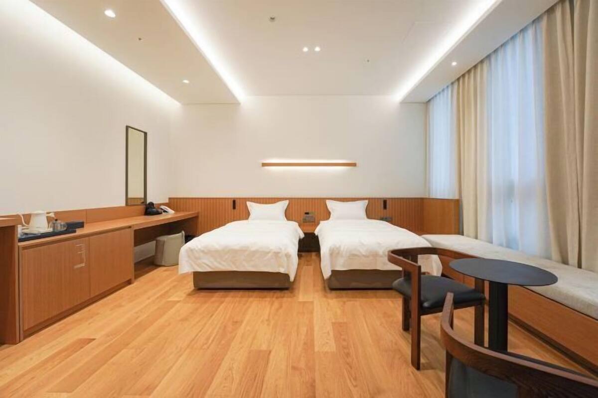 2 bedrooms, premium bedding, down duvets, memory-foam beds