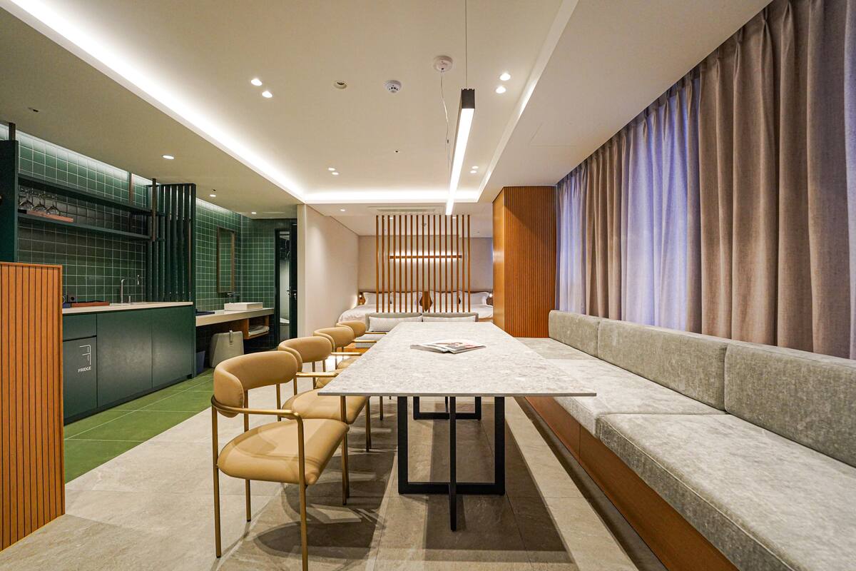 Suite Family | 高級寝具、羽毛の掛け布団、低反発ベッド、デスク