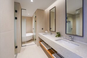 Suite Room A | Bathroom | Separate tub and shower, hair dryer, bathrobes, slippers - Hotel Ground27 (Busan)