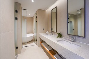 Suite (A) | Kamar mandi | Bathtub dan shower terpisah, pengering rambut, jubah mandi, dan sandal