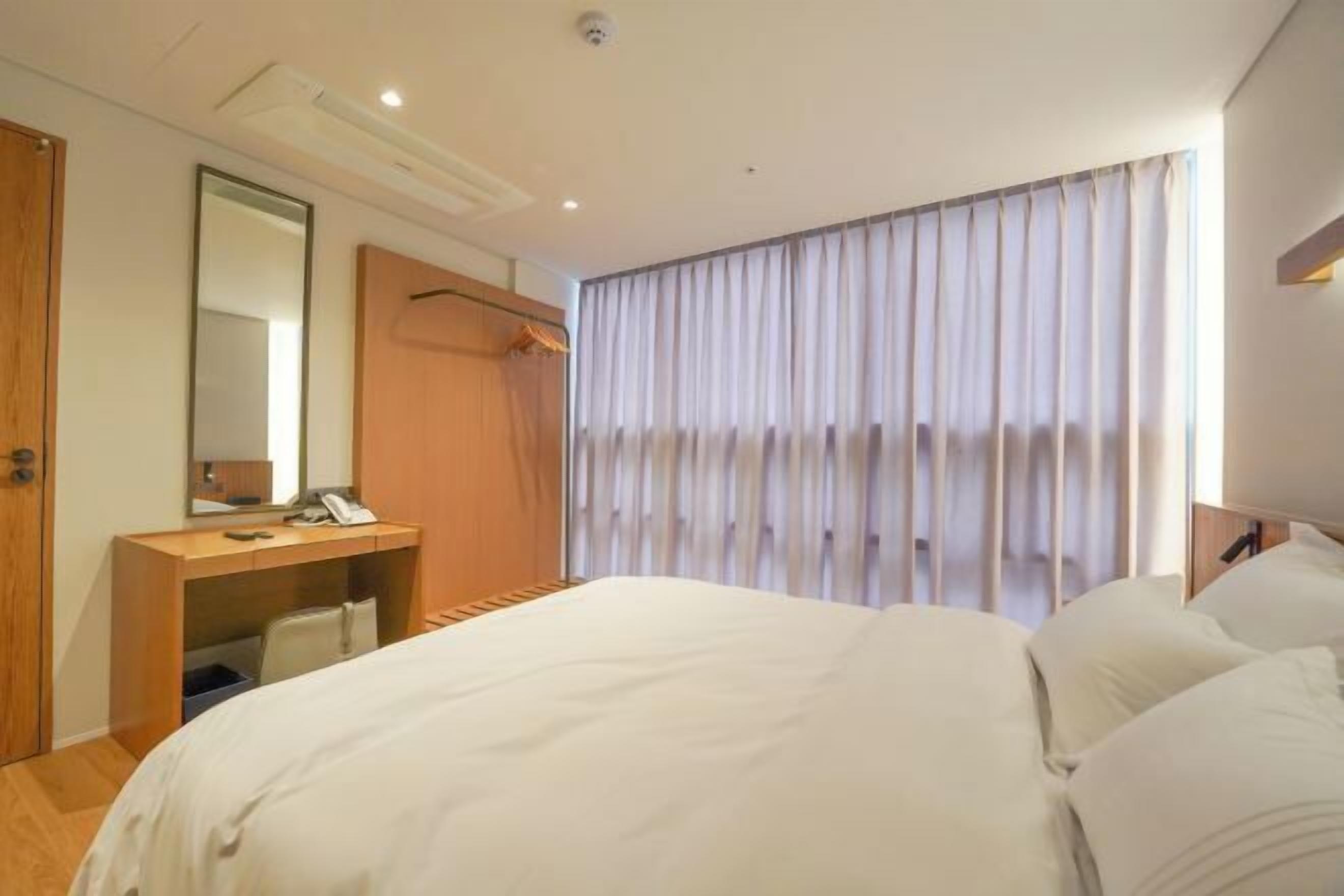 Ylelliset vuodevaatteet, untuvapeitot, memory foam -patjalliset sängyt