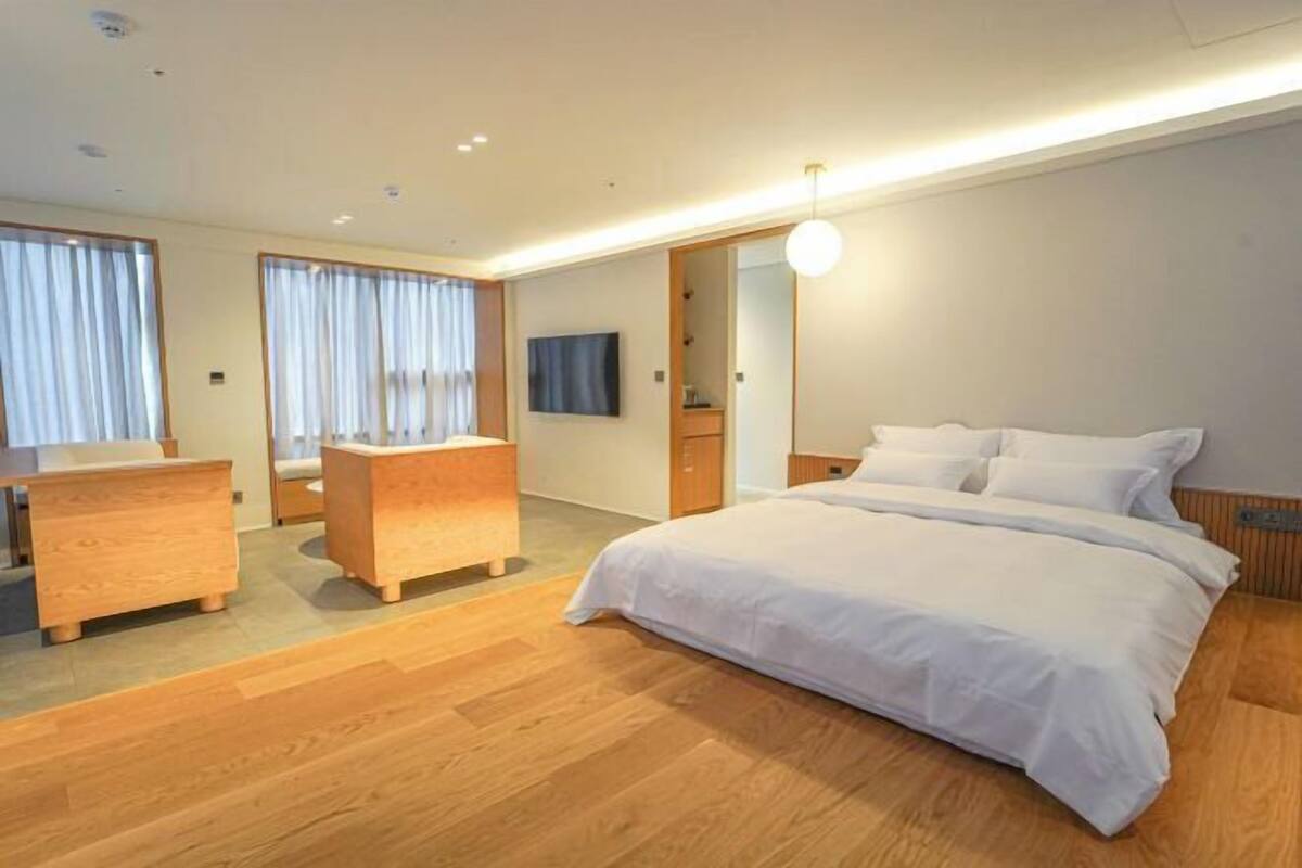 2 bedrooms, premium bedding, down duvets, memory-foam beds