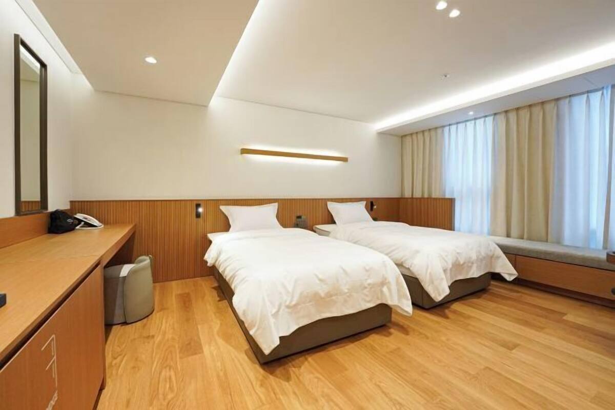 2 bedrooms, premium bedding, down duvets, memory-foam beds