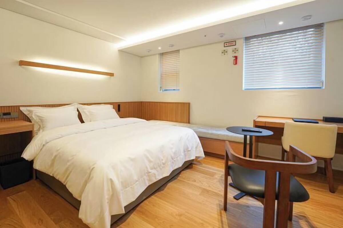 2 bedrooms, premium bedding, down duvets, memory-foam beds