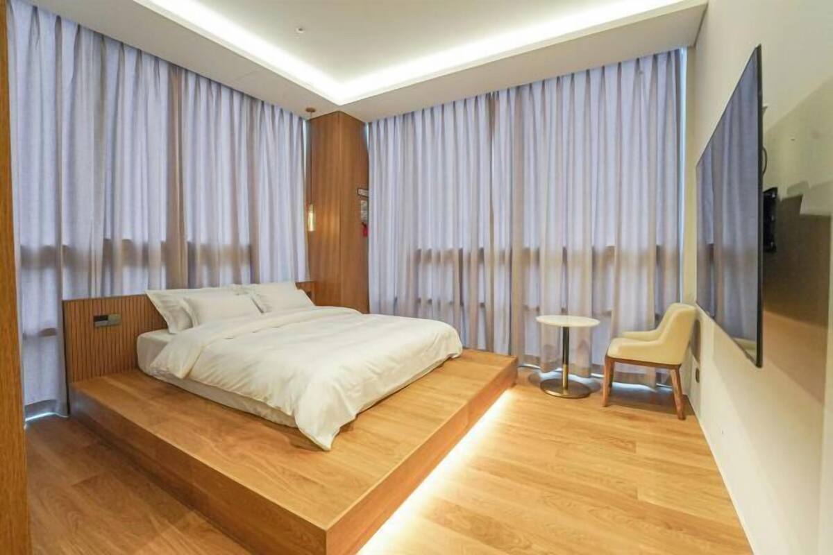 2 bedrooms, premium bedding, down duvets, memory-foam beds