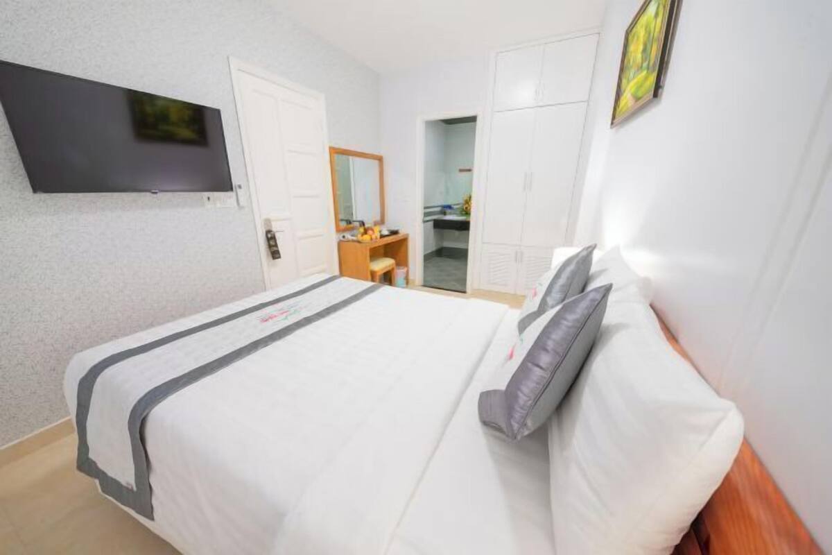 Desk, blackout curtains, soundproofing, free WiFi