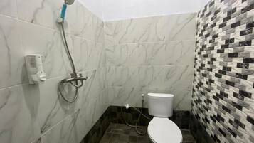 Quarto casal econômico | Banheiro | Chuveiro, toalhas de banho