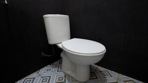 Habitación económica doble | Baño | Ducha y toallas