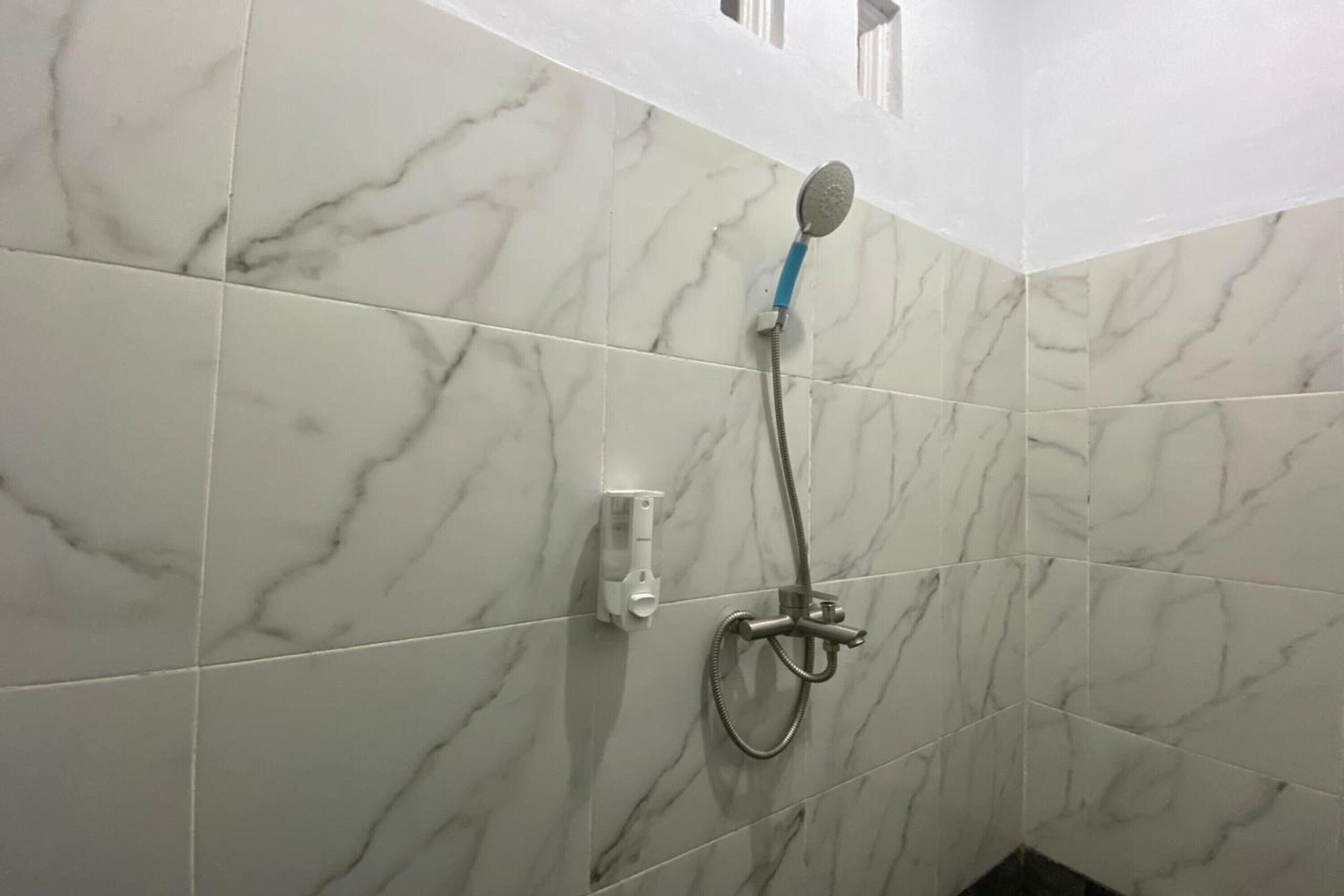 Kamar Double Ekonomi | Kamar mandi | Shower dan handuk