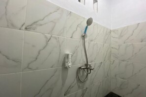 Quarto casal econômico | Banheiro | Chuveiro, toalhas de banho