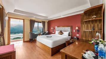 Deluxe Double Room | Hypo-allergenic bedding, memory foam beds, desk, laptop workspace