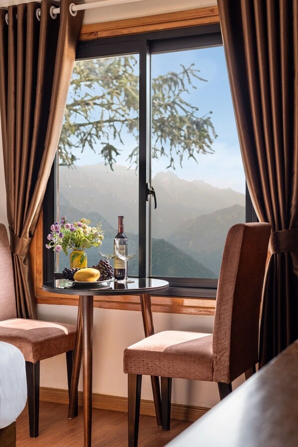 Phòng đôi cơ bản | Bộ đồ giường kháng dị ứng, nệm cao su hoạt tính (memory foam), bàn 